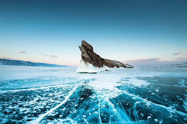 Lago Baikal Con Ghiaccio Blu Screpolato Trasparente Isola Ogoy Inverno — Foto Stock