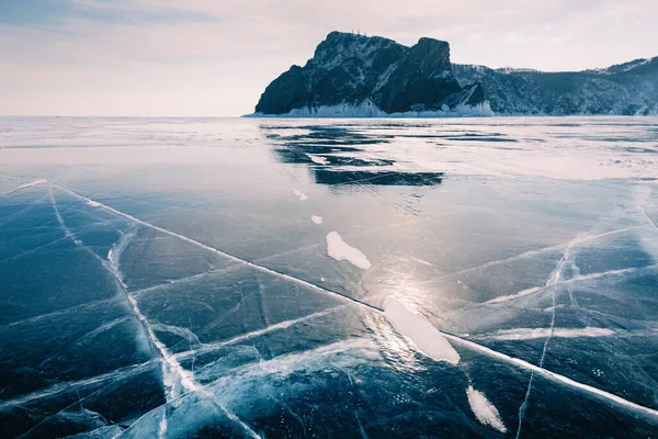 Niebieski Przezroczysty Pęknięty Lód Jeziorze Baikal Wschód Słońca Przylądku Khoboy — Zdjęcie stockowe