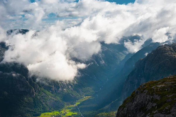 Bergen Met Wolken Bij Zonsondergang Uitzicht Lysefjord Vanaf Berg Kjerag — Stockfoto