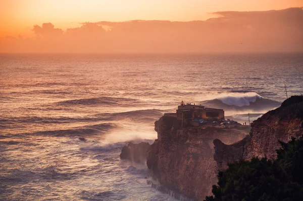 Nagy Hullámok Atlanti Óceán Partján Portugáliai Nápolyban Világítótorony Sziklákon Naplementekor — Stock Fotó