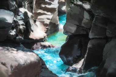 Kanyonun yaz manzarasında mavi su ve beyaz kayalar var. Sochi, Rusya 'da White rocks kanyonu. Seyahat ve macera konsepti