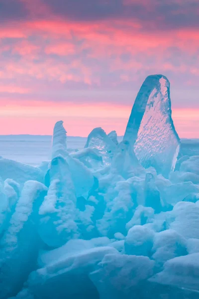 Blaues Transparentes Eis Auf Dem Baikalsee Bei Sonnenaufgang Rosa Wolken — Stockfoto