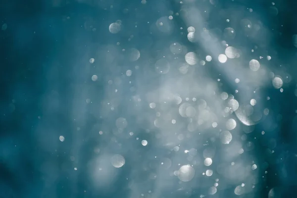 Niewyraźne Płatki Śniegu Świetle Poranka Zimowym Lesie Świecące Bokeh Abstrakcyjne — Zdjęcie stockowe