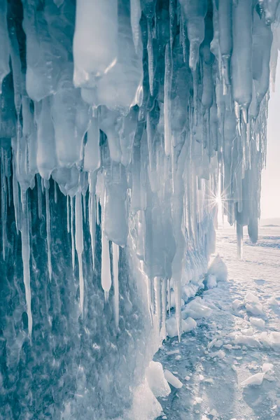 Ледяная Пещера Сосульками Байкальском Озере Закате Голубой Лед Вечернем Солнечном — стоковое фото