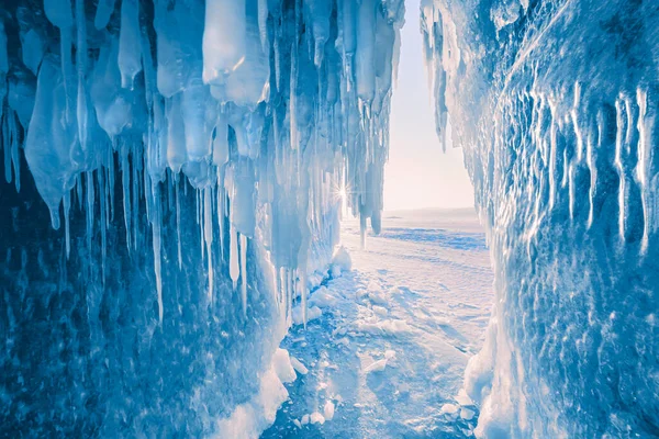 Παγωμένη Σπηλιά Παγοκολόνες Στη Λίμνη Baikal Ηλιοβασίλεμα Γαλάζιος Πάγος Βράδυ — Φωτογραφία Αρχείου