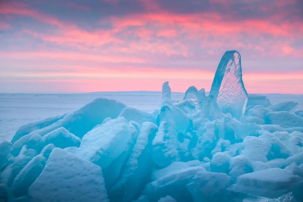 Modrý Průhledný Led Jezeře Bajkal Úsvitu Růžové Mraky Modrý Led — Stock fotografie