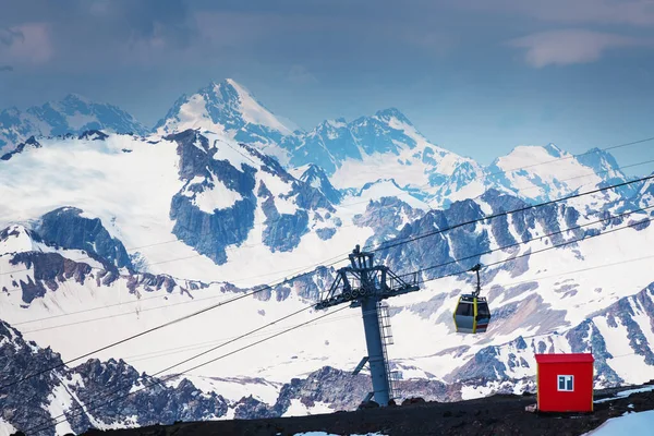 俄罗斯北高加索地区的滑雪胜地Elbrus 缆车和积雪覆盖的山峰 阳光明媚的冬季风景 — 图库照片