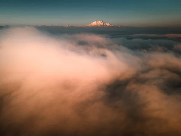 Elbrus Stijgen Met Wolken Bij Mistige Zonsopgang Gil Vallei Noordelijke — Stockfoto