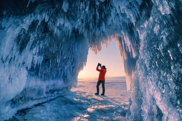 Man Toerist Fotograferen Ijsgrot Baikal Meer Bij Zonsondergang Winterlandschap Van — Stockfoto