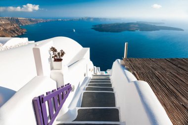 Santorini Adası, Yunanistan 'ın beyaz mimarisi. Yaz deniz manzarası. Seyahat ve yaz tatili kavramı
