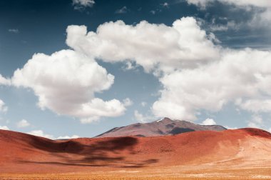 Kızıl tepeli çöl manzarası ve bulutlu mavi gökyüzü, Altiplano yaylası, Bolivya. Güney Amerika manzaraları