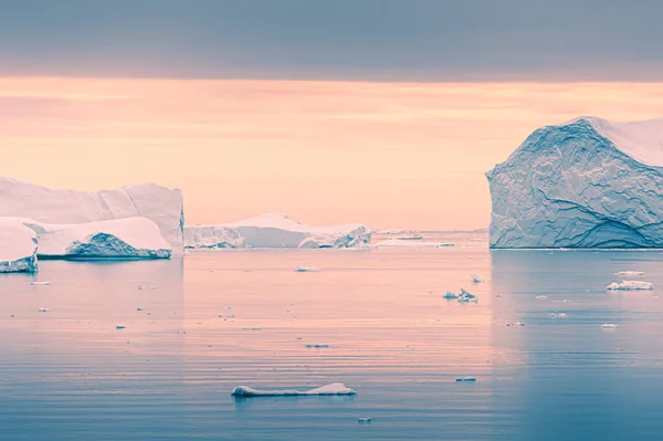 Icebergs Atardecer Groenlandia Cielo Rosado Reflejado Superficie Del Agua Tranquila —  Fotos de Stock