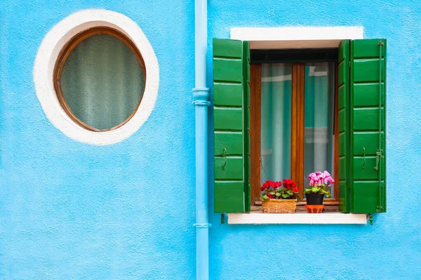 Kék Festett Homlokzat Ház Ablakok Virágokkal Színes Építészet Burano Island — Stock Fotó