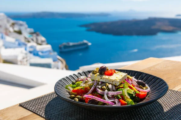 Yunanistan 'ın Santorini adasında güzel deniz manzaralı Yunan salatası. Ulusal Yunan mutfağı kavramı. Seyahat ve tatil