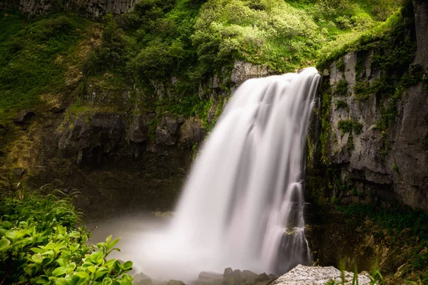 Cachoeira Floresta Kamchatka Rússia Longa Exposição Colinas Rochas Com Grama — Fotografia de Stock