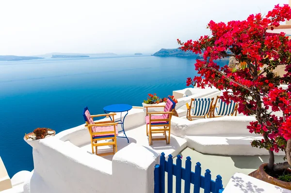 Hermosa Terraza Con Flores Rojas Vistas Mar Isla Santorini Grecia — Foto de Stock