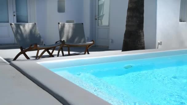 Chaise Salones Cerca Piscina Arquitectura Blanca Isla Santorini Grecia Concepto — Vídeos de Stock
