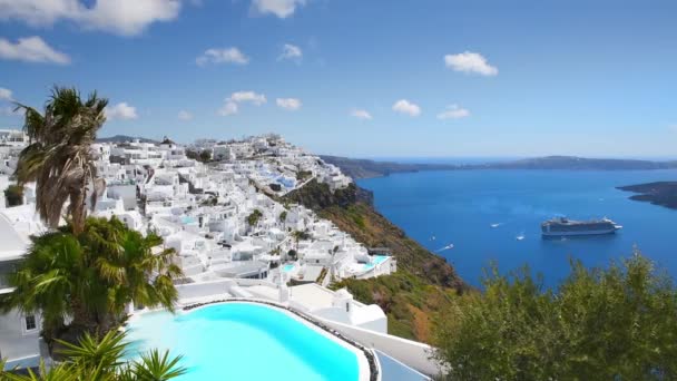 希腊圣托里尼岛的白色建筑 豪华游泳池 海景尽收眼底 棕榈在风中摇曳 旅行和暑假概念 — 图库视频影像