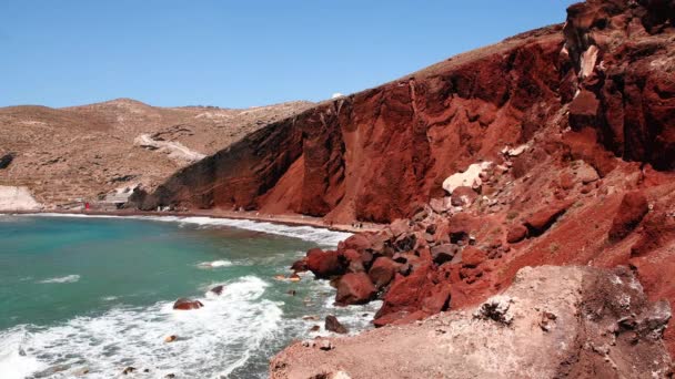 Червоний Пляж Острові Санторіні Греція Червоні Вулканічні Скелі Блакитне Море — стокове відео