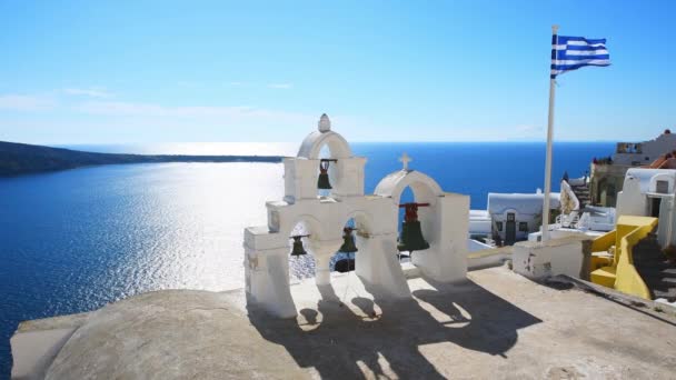 Wyspa Santorini Grecja Tradycyjna Grecka Architektura Mieście Oia Flaga Grecji — Wideo stockowe