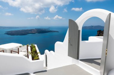 Santorini Adası, Yunanistan 'da beyaz mimari. Deniz manzaralı güzel bir teras. Seyahat ve yaz tatili kavramı