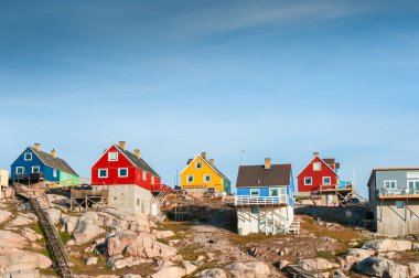 Batı Grönland, Ilulissat 'ta Atlantik Okyanusu kıyısında renkli evler. Yaz manzarası