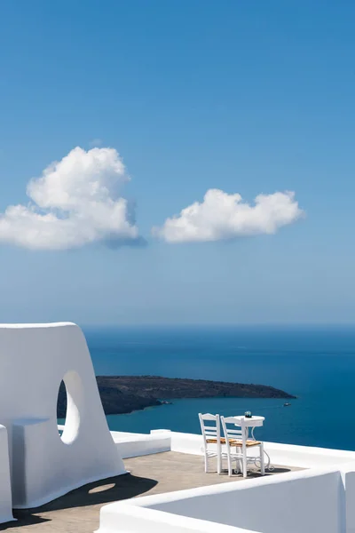 Біла Архітектура Острові Санторіні Греція Два Стільці Терасі Видом Море — стокове фото