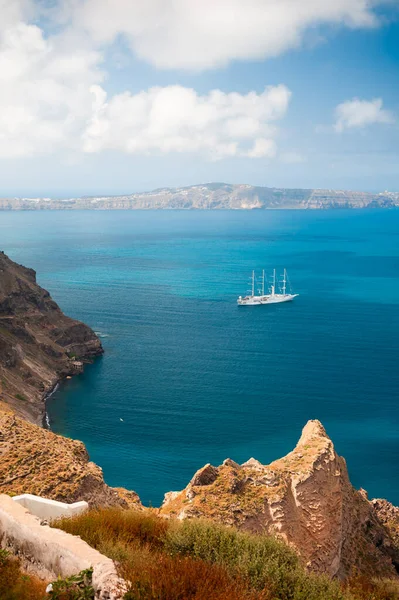 Остров Санторини Греция Голубое Море Голубое Небо Облаками Круизный Корабль — стоковое фото