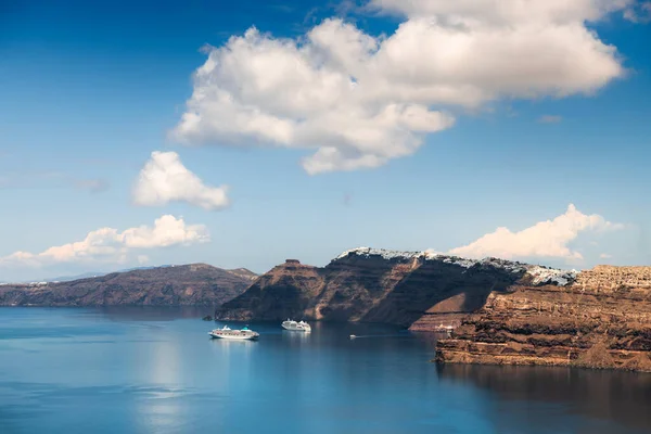 Ilha Santorini Grécia Mar Azul Céu Azul Com Nuvens Navios — Fotografia de Stock
