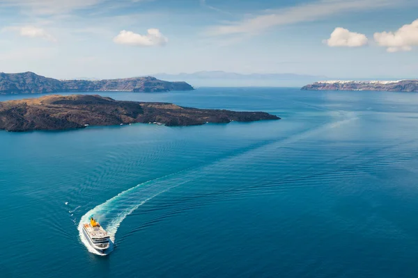 Komp Görögországi Santorini Sziget Kikötőjébe Érkezik Kék Tenger Kék Felhőkkel — Stock Fotó