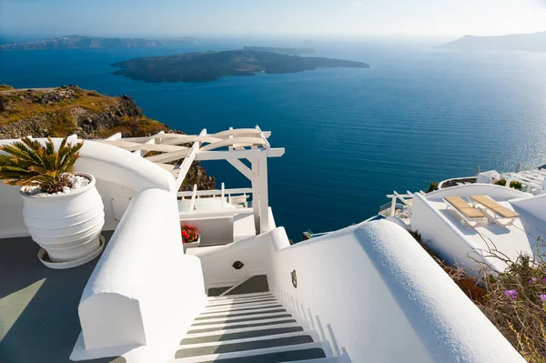 Λευκή Αρχιτεκτονική Της Σαντορίνης Ελλάδα Καλοκαίρι Θαλασσογραφία Στο Ηλιοβασίλεμα Ταξιδιωτικές — Φωτογραφία Αρχείου