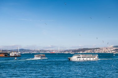 İstanbul, Türkiye 'deki Boshporus' ta turizm gemileri. Mavi su ve mavi gökyüzü. Güneşli yaz gününde Boshporus manzarası