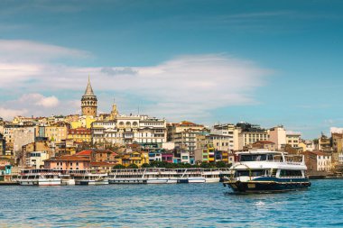 Haliç Koyu ve İstanbul 'daki Galata Kulesi manzarası. Güneşli bir günde ünlü şehir simgesi olan yaz manzarası