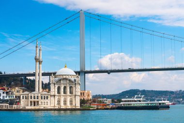 İstanbul, Türkiye 'deki Boğaziçi Köprüsü ve Ortakoy Camii. Güneşli yaz gününde Boshporus manzarası