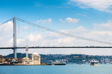 İstanbul, Türkiye 'deki Boğaziçi Köprüsü ve Ortakoy Camii. Güneşli yaz gününde Boshporus manzarası