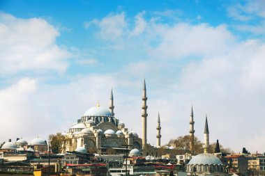 İstanbul, Türkiye 'de mavi gökyüzüne karşı Süleyman Camii. Yaz şehri, ünlü simge..