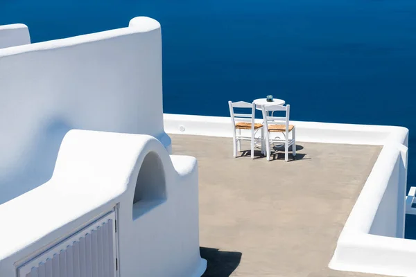 Biała Architektura Wyspie Santorini Grecja Dwa Krzesła Tarasie Widokiem Morze — Zdjęcie stockowe