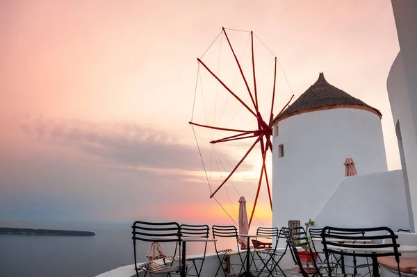 希腊圣托里尼岛上著名的落日风车 欧亚镇的海景白色建筑 — 图库照片