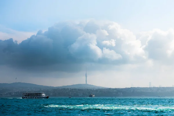 Turistahajó Boshporuson Isztambulban Törökországban Nagy Felhő Isztambulban Camlica Towerben Kék — Stock Fotó