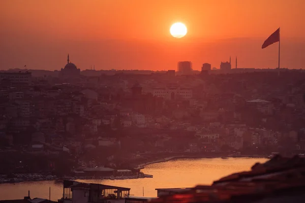 Aranyszarv Öböl Naplementekor Isztambulban Törökországban Kilátás Karakoy Körzetből Nyári Városkép — Stock Fotó