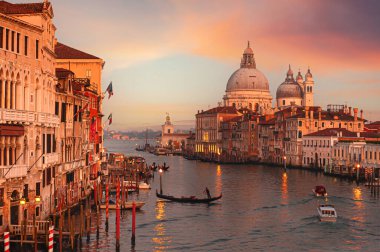 İtalya, Venedik 'teki Santa Maria della Salute ve Büyük Kanal' ın günbatımı manzarası. Ünlü turizm beldesi.