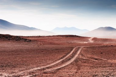 Altiplano Platosu, Bolivya 'daki kırmızı tepeli ve volkanları olan çöl manzarası. Çölde yol. Güney Amerika manzaraları