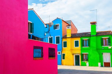 Burano Adası, Venedik, İtalya 'da renkli bir mimari. Meşhur seyahat yeri