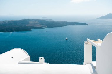 Santorini Adası, Yunanistan 'da beyaz mimari. Deniz manzaralı güzel bir teras. Seyahat ve tatil kavramı
