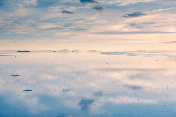 Bolivya Salar Uyuni Tuzlu Yüzeyi Gün Batımında Bulutlu Gökyüzü Suya — Stok fotoğraf