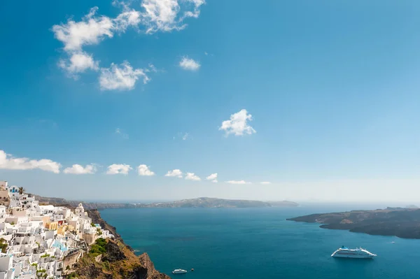 ギリシャのサントリーニ島の白い建築 青い海と雲と青空 旅行と休暇のコンセプト — ストック写真