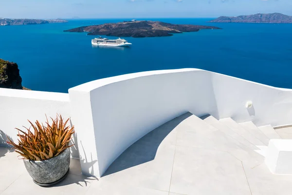 希腊圣托里尼岛的白色建筑 夏天的海景旅行和暑假概念 — 图库照片
