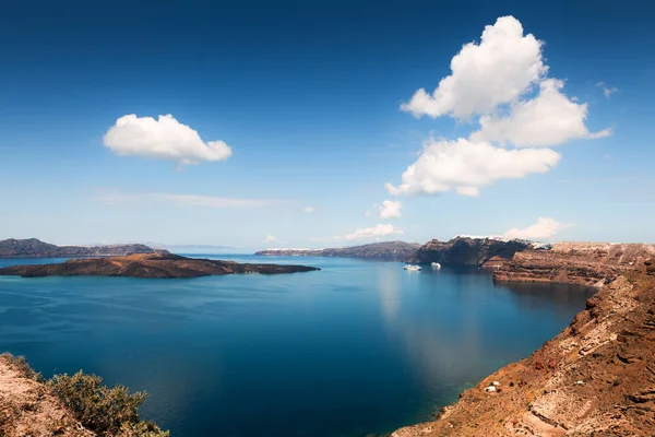 Isola Santorini Grecia Mare Blu Cielo Blu Con Nuvole Paesaggio — Foto Stock