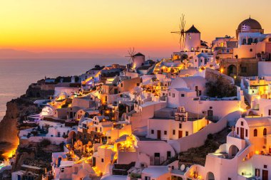 Yunanistan 'ın Santorini adasında gece lambaları. Oia şehrinde deniz manzaralı beyaz bir mimari. Meşhur seyahat yeri