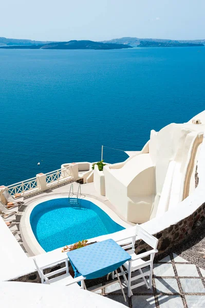 Bílá Architektura Ostrově Santorini Řecko Bazén Výhledem Moře Koncept Cestování — Stock fotografie